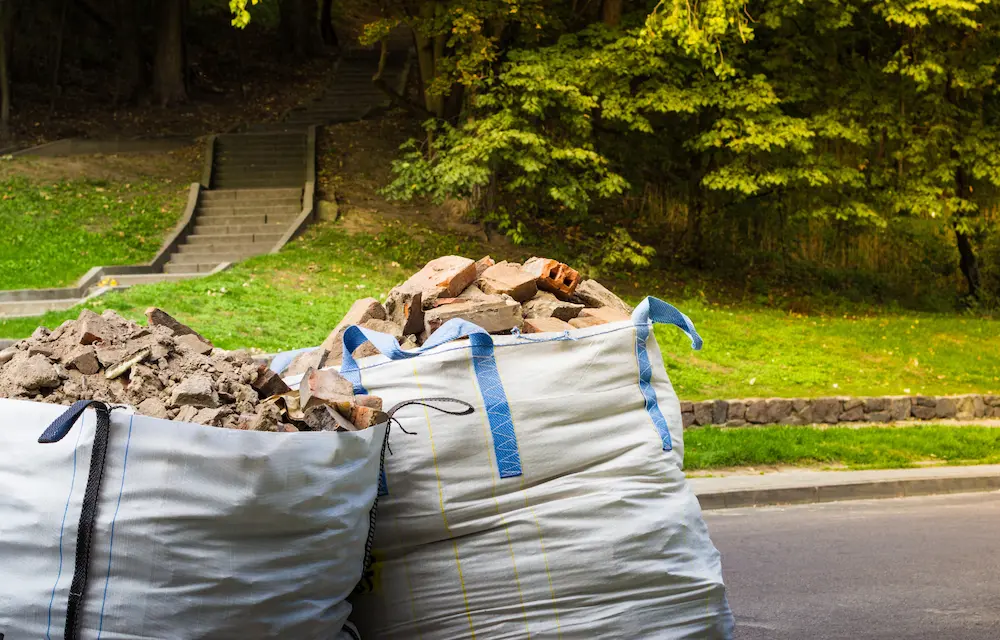 No właśnie ile kosztuje big bag na gruz? Na zdjęciu są 2 takie worki big bag na gruz.