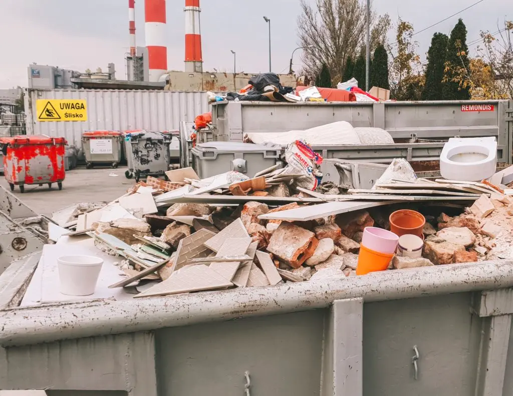 Read more about the article Gdzie wywieźć gruz? Poznaj legalne sposoby na wywóz odpadów po remoncie
